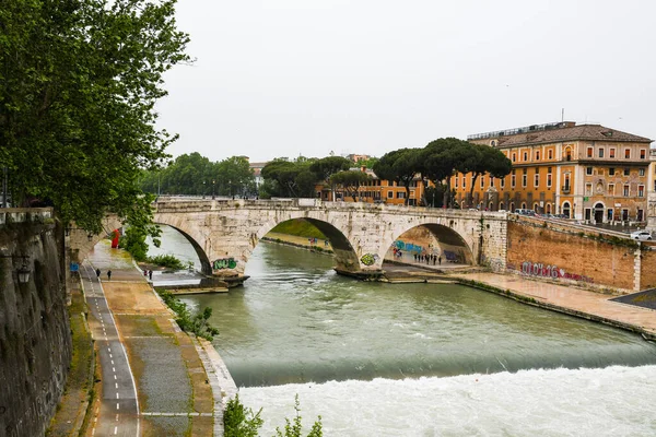 Ponte Cestio (Pons Cestius) Tevere, Roma, İtalya üzerine