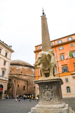 Roma 'daki antik kalıntılar (İtalya) - Minerva' daki Pulcino (Fil ve Obelisk) ve Panteon