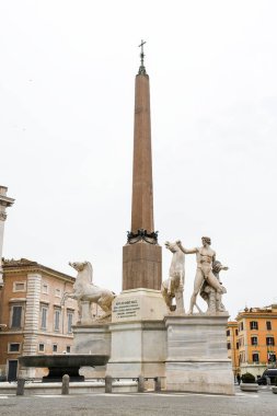 Roma 'daki Antik kalıntılar (İtalya) - Quirinal Sarayı önündeki Dikilitaş