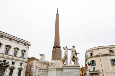 Roma 'daki Antik kalıntılar (İtalya) - Quirinal Sarayı önündeki Dikilitaş