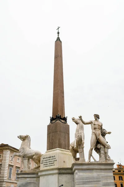 Ősi Romok Rómában Olaszország Obeliszk Quirinal Palace Előtt — Stock Fotó