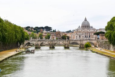 Tevere (Tiber Nehri), Ponte Cavour and Basilica of San Carlo al Corso, Roma, İtalya