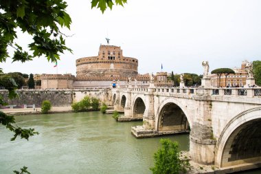 Roma 'daki antik kalıntılar (İtalya) - Tevere ve Ponte Sant' Angelo 'daki Ponte Sant' Angelo