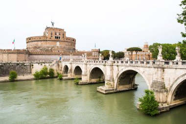 Roma 'daki antik kalıntılar (İtalya) - Tevere ve Ponte Sant' Angelo 'daki Ponte Sant' Angelo