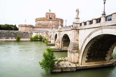 Roma 'daki antik kalıntılar (İtalya) - Tevere ve Ponte Sant' Angelo 'daki Ponte Sant' Angelo
