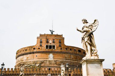 Roma 'daki antik kalıntılar (İtalya) - Ponte Sant' Angelo ve Castel Sant 'Angelo' daki melek heykelleri