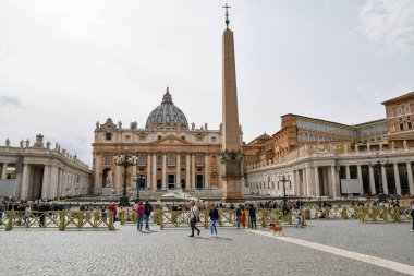 Aziz Peter Meydanı, Vatikan 'da Obelisk ve Bazilika