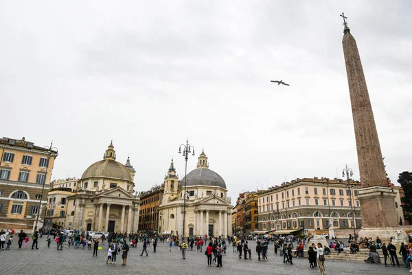 Piazza Del Popolo Repülő Madár Ikertemplomok Obeliszk Róma Olaszország — Stock Fotó