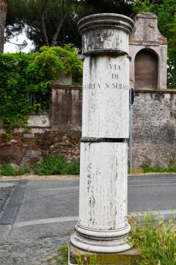 Via di Porta San Sebastiano (Via Appia / Appian Yolu) ve Via di Porta Latina caddelerinin kesiştiği noktada sokak isimleri yazılı, Roma, İtalya