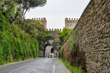 Via Appia (Appian Yolu), Drusus Kemeri ve Porta San Sebastiano (Porta Appia), Roma, İtalya