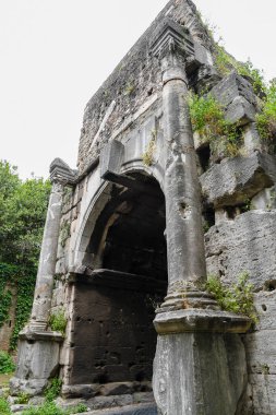 Roma 'da (İtalya) antik kalıntılar - Drusus kemeri veya Aqua Antoniniana' nın bir parçası (orijinal olarak Trajana Kemeri olarak inşa edilmiştir.)