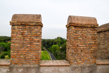 Roma 'da (İtalya) antik kalıntılar - Porta San Sebastiano' nun (Porta Appia) tepesinden kuzeye doğru uzanan Appia Via (Appian Yolu) - Museo delle Mura (Duvarlar Müzesi))-