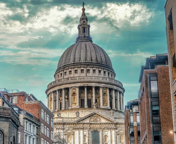 Londra, Birleşik Krallık - Ocak 2013: St. Paul Katedrali dramatik bulutlar altında. Katedral Londra 'nın en ünlü ve en tanınan manzaralarından biridir.