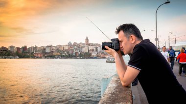 İstanbul, Türkiye - Mayıs 2013: Eminonu ilçesinde gün batımında İstanbul 'un fotoğrafçısı. İstanbul dünyanın en önemli turizm beldelerinden biri..