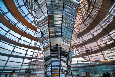 Berlin, Almanya - Ocak 2014: Reichstag parlamento binasının tepesindeki cam kubbe. Reichstag Kubbesi, Berlin 'de yeniden inşa edilen Reichstag binasının üzerine inşa edilmiş camdan bir kubbedir.