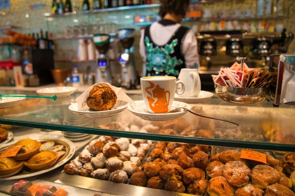 Wenecja Włochy Luty 2015 Barista Przygotowuje Kawę Dla Klientów Tradycyjnej — Zdjęcie stockowe