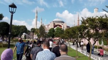 İstanbul, Türkiye - Temmuz 2021: Sultanahmet Meydanı civarındaki turistler ve Ayasofya Camii. Ayasofya Kebir Cami (Türkçe: Ayasofya Kebir Cami) olarak değiştirildi