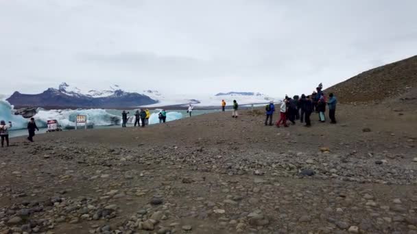 ヨクルサロン アイスランド 5月2019 氷の融解で形成されたヨクルサロン氷河ラグーンを訪れる観光客 地球温暖化の概念 — ストック動画