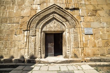 Gürcistan 'daki Aragvi Nehri' ndeki Ananuri şatosunun giriş kapısı. Aragvi Dükleri 'nin eviydi..