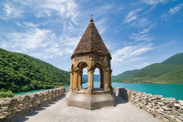 Ananuri, Gürcistan 'da Aragvi Nehri üzerinde bir kale kompleksi. Aragvi Dükleri 'nin eviydi..