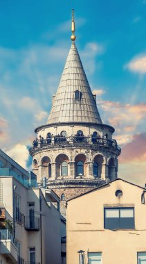 İstanbul, Türkiye - 18 Şubat 2017: Galata Kulesi 'nden İstanbul şehrini izleyen turistler. Gözetleme kulesi olarak inşa edilen Galata Duvarları şu anda sergi ve müze olarak kullanılıyor..