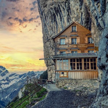 Ebenalp, İsviçre - Mayıs 2017: Yürüyüş yolunun ortasında ünlü dağ misafirhanesi Aescher. Berggasthaus Aescher uçuruma inşa edilmiş 170 yıllık bir misafir evi..