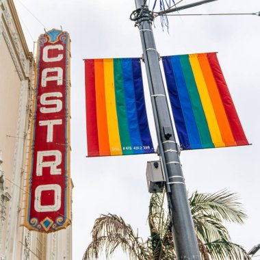 San Francisco, Kaliforniya, ABD - Ağustos 2019: Castro Tiyatrosu San Francisco 'da Castro Caddesi' nde gökkuşağı bayrağı bulunan bir bina. Castro, Amerika 'daki ilk eşcinsel mahallelerden biriydi.