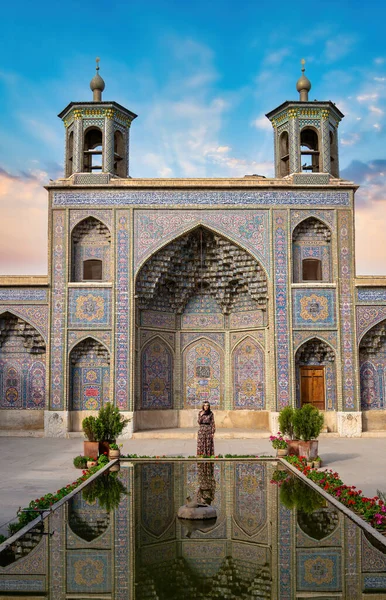 Shiraz Irán Mayo 2019 Mujer Iraní Parada Junto Piscina Mezquita — Foto de Stock
