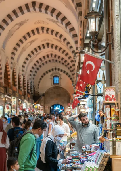 Istanbul Turkije September 2021 Toeristische Vrouw Koopt Souvenir Van Winkel — Stockfoto