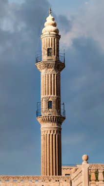 Ulu Cami 'nin Minaresi, aynı zamanda Türkiye' deki Büyük Mardin Camii olarak da bilinir. Mardin Büyük Camii, dilimlenmiş kubbesi ve minaresi ile Mardin 'in sembolü olarak iki minareyle inşa edildi.