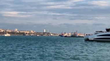 İstanbul, Türkiye - Eylül 2021: İstanbul Boğazı şehir manzaralı boğaz trafiği. İstanbul Boğazı olarak da bilinen Boğaz, Türkiye 'nin kuzeybatısında dar ve doğal bir boğazdır..
