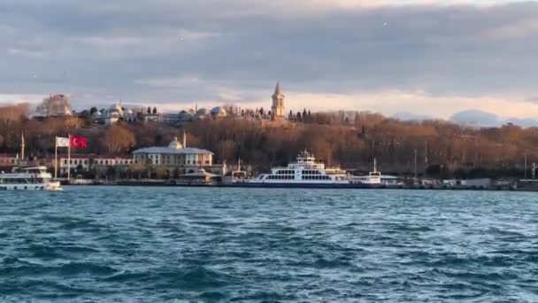 Istanbul Turquie Septembre 2021 Bateau Naviguant Avec Palais Topkapi Qui — Video