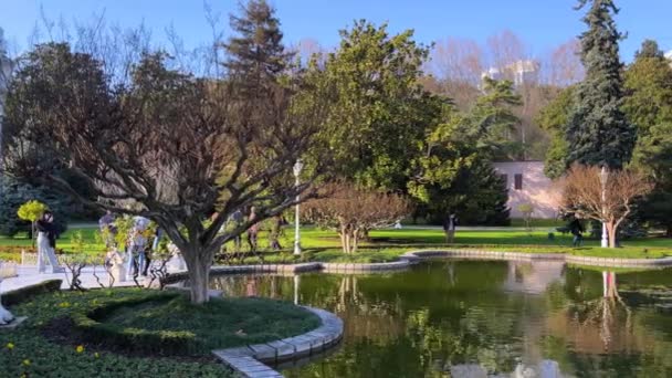 Стамбул Туреччина Грудень 2021 Туристи Відвідують Палац Долмабахче Його Сади — стокове відео