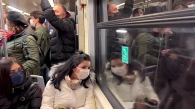 İstanbul, Türkiye - Aralık 2021: İstanbul 'da Beyoğlu ve Karaköy' ü birbirine bağlayan tarihi bir yeraltı füniküler hattı olan Tünelin içinde seyahat eden yolcular.