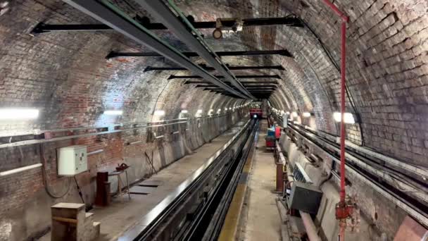 Istanbul Turkije December 2021 Tunnel Een Historische Metrolijn Tussen Beyoglu — Stockvideo