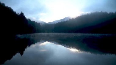 Doğu Karadeniz 'deki Savsat Karagol Gölü' nde sabah buharlaşması. Savsat Karagol gölü, Artvin 'in Savsat ilindeki ormanda yer alan büyük bir alabalık gölüdür.