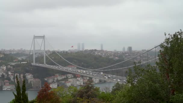 土耳其伊斯坦布尔Fatih Sultan Mehmet桥Bosphorus上空的车流 它也被称为第二博斯普鲁斯桥 横跨博斯普鲁斯海峡 — 图库视频影像