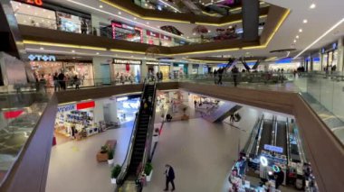 İstanbul, Türkiye - Aralık 2021: Kagithane ilçesindeki Axis Alışveriş Merkezi 'nde alışveriş yapan insanlar. Türkiye 'de alışveriş merkezleri çok popüler ve şehirde bunlardan 200' den fazla var.