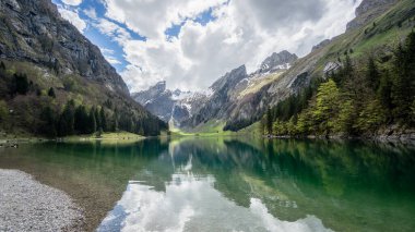 Arka planda İsviçre Alpleri olan Seealpsee Gölü, Appenzeller Toprakları, İsviçre