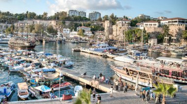 Antalya, Türkiye - Eski Roma Antalya Limanı Kaleici 'de Ekim 2013 Turistler.