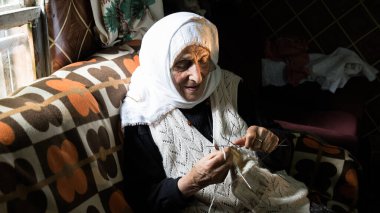 Artvin, Türkiye - Temmuz 2016: Artvin, Karadeniz Bölgesi 'nde geleneksel giysiler giyen kadın