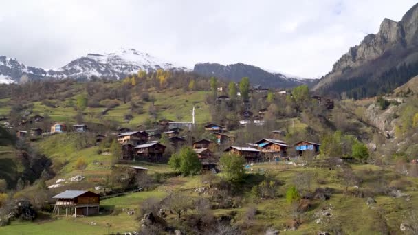 Karadeniz Dağlık Kesimlerinde Geleneksel Dağlık Evlere Sahip Maden Köyü Savsat — Stok video