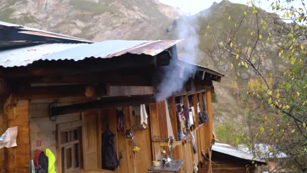Artvin トルコ 2021年10月 トルコのArtvinの黒海Karadeniz地域の伝統的な木造住宅から煙が出るのを止める — ストック動画