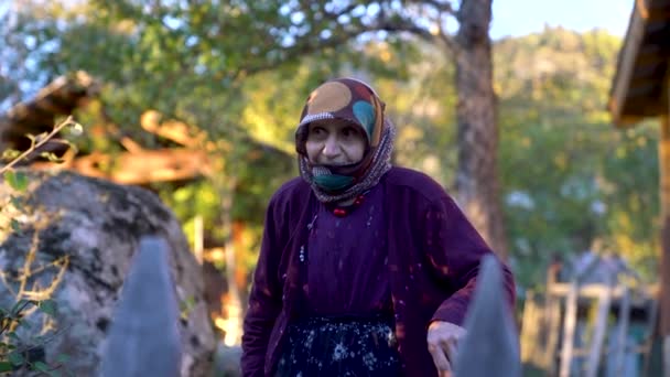 Artvin Turkiet Juli 2016 Kvinna Klädd Traditionella Kläder Stickning Artvin — Stockvideo