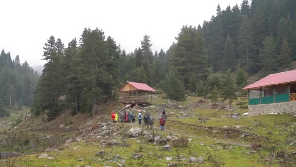 Savsat Artvin トルコ 2021年11月 黒海地域の森林高地でハイキングをする人々のグループ サヴサット Savsat トルコの東端に位置する黒海地域のアーヴィンの町と地区 — ストック動画