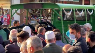 İstanbul, Türkiye - Kasım 2021: Kalabalık cenaze aracına tabut koyuyor. İslam dininde tabut sevdikleri tarafından mezarlığa taşınır..