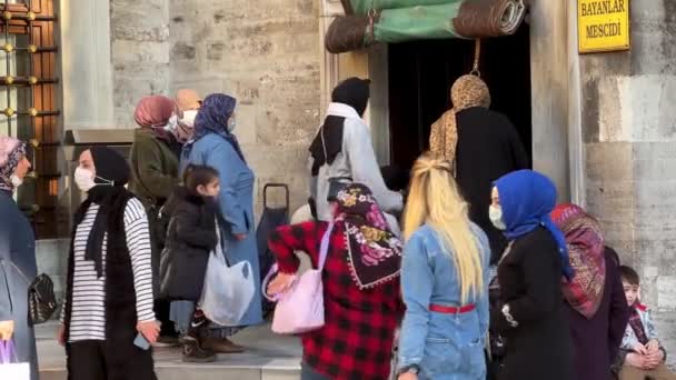 Estambul Turquía Noviembre 2021 Mujeres Musulmanas Entrando Mezquita Del Sultán — Vídeo de stock