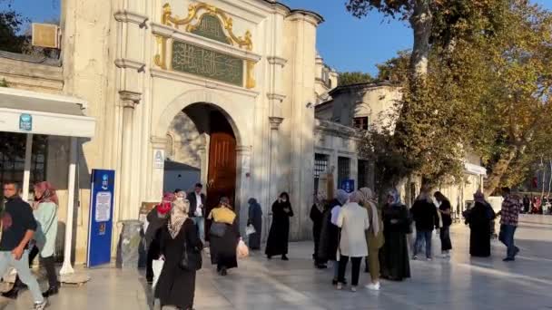 Estambul Turquía Noviembre 2021 Gente Puerta Entrada Mezquita Tumba Eyup — Vídeo de stock