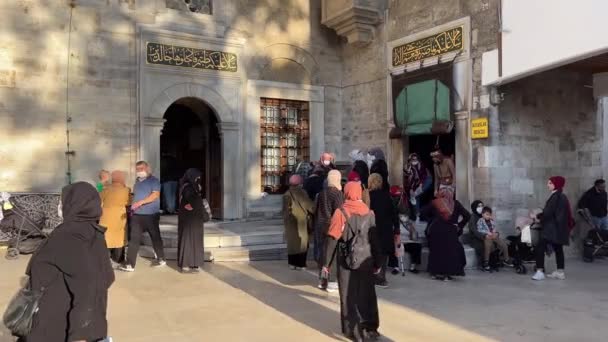 Estambul Turquía Noviembre 2021 Mujeres Musulmanas Entrando Mezquita Del Sultán — Vídeo de stock
