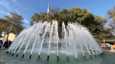 İstanbul, Türkiye - Kasım 2021: Süslü fıskiyeli Eyüp Sultan Camii meydanı. Eyup, İstanbul 'un Müslüman bir ilçesidir..